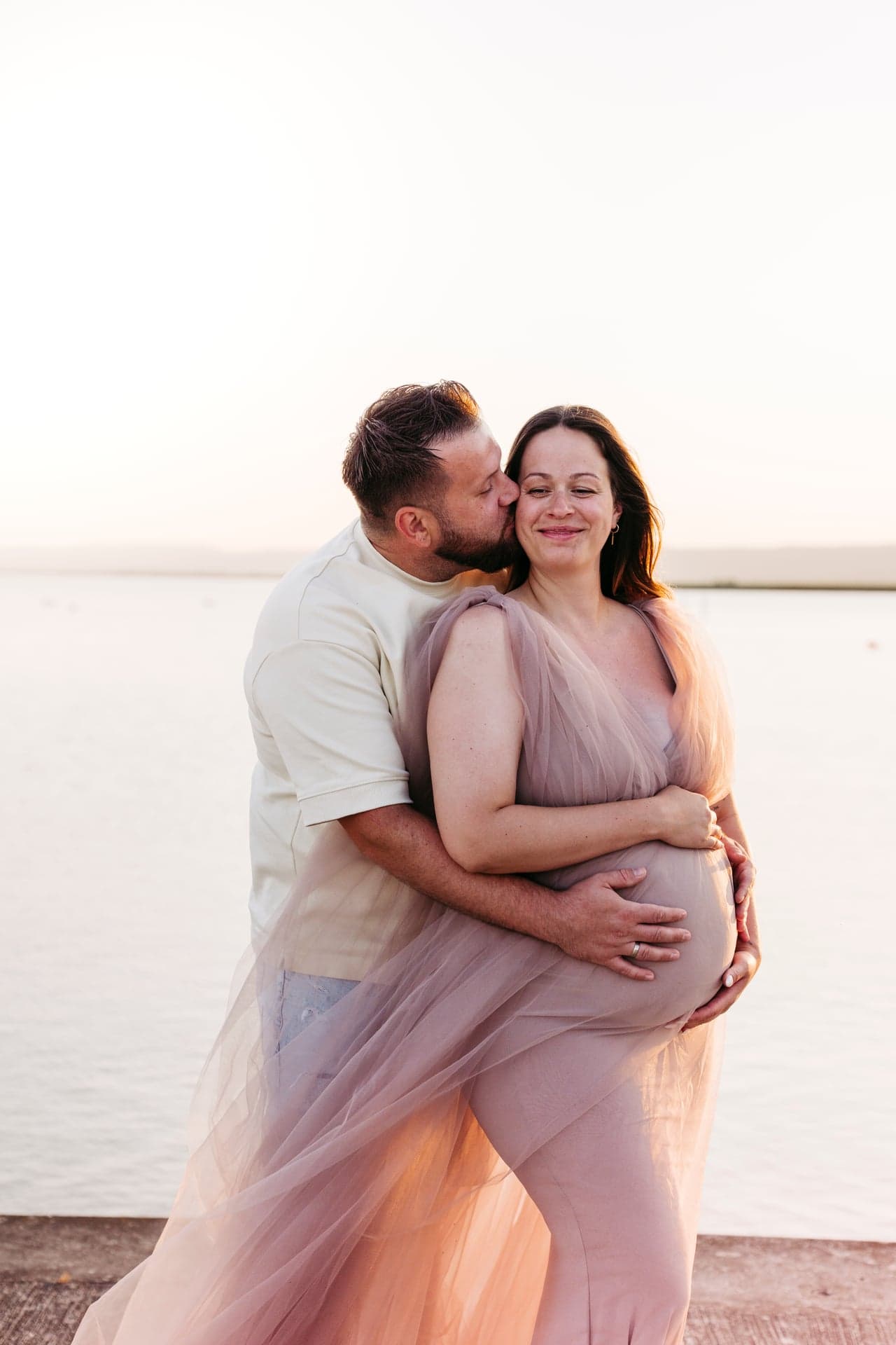 Babybauch Shooting draußen Wien – emotionaler Naturmoment
