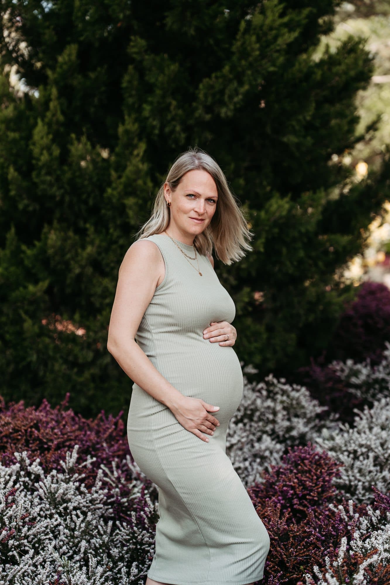 Babybauch Outdoor Shooting Wien – Schwangere im Blumengarten