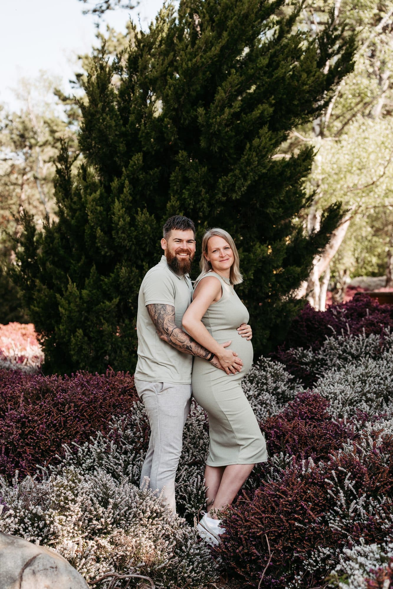 Babybauch Outdoor Paar Shooting Wien – Paar im Frühlingsgarten