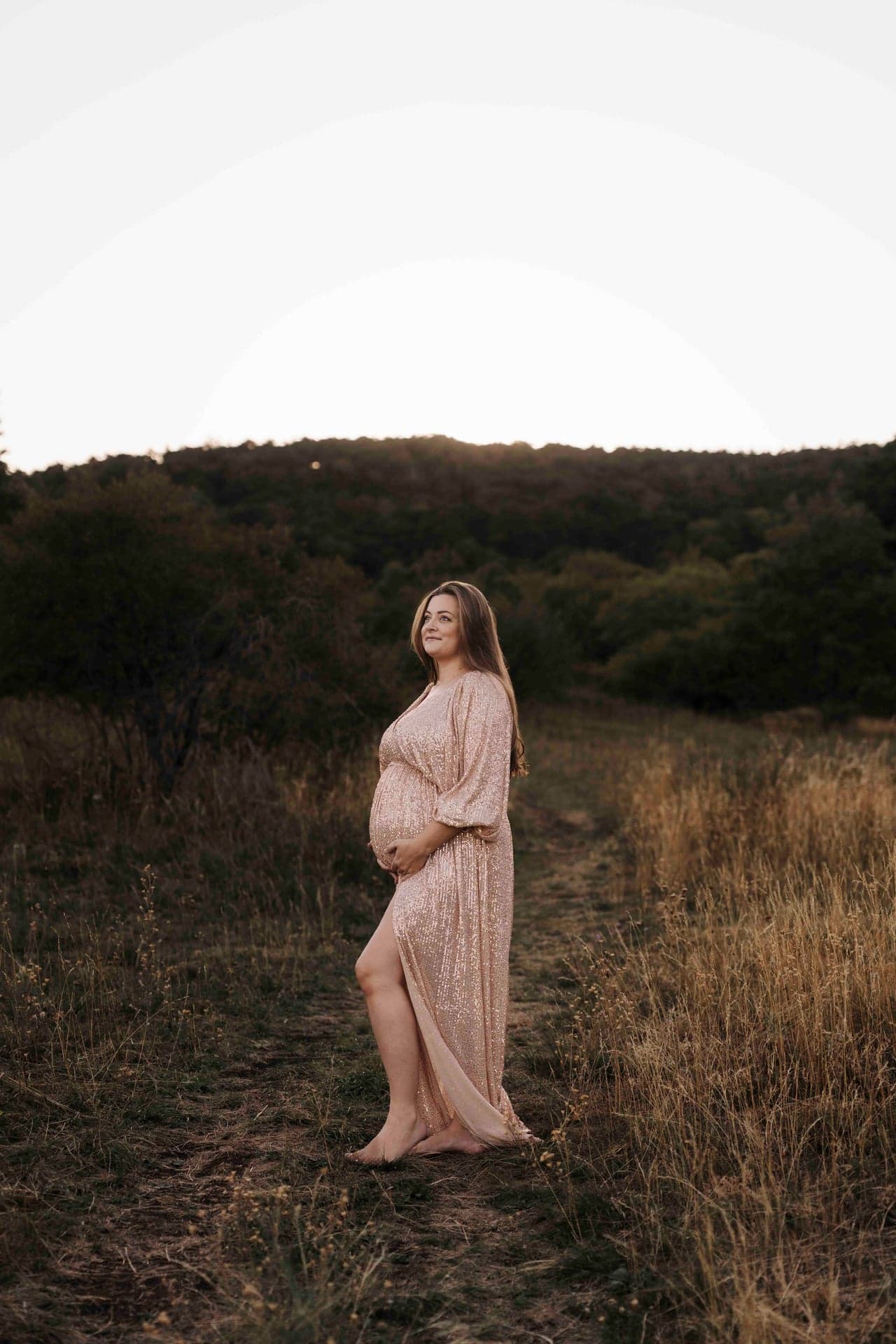 Babybauch Outdoor Shooting bei Wien – Lucia im Paillettenkleid auf der Wiese im Abendlicht