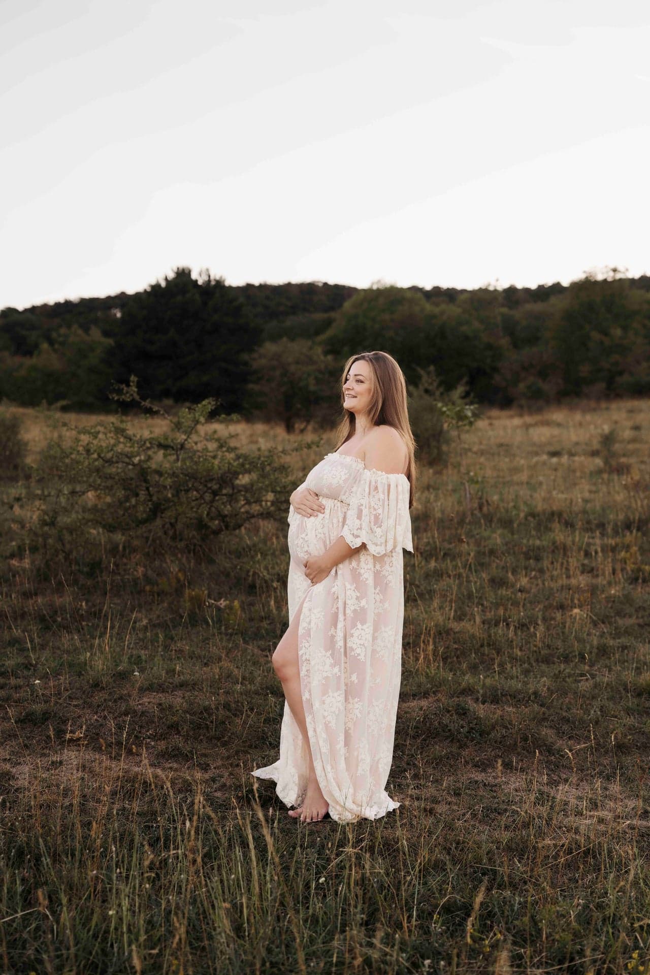 Schwangerschaftsfoto Outdoor Wien – Lucia im Spitzenkleid, Blick in den Himmel