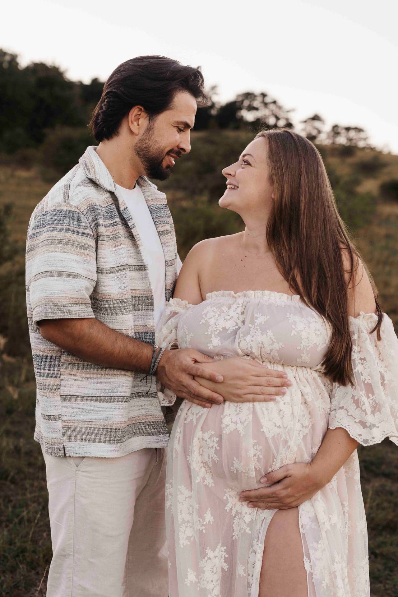 Babybauch Paarshooting Wien – Lucia & Max lachen sich an