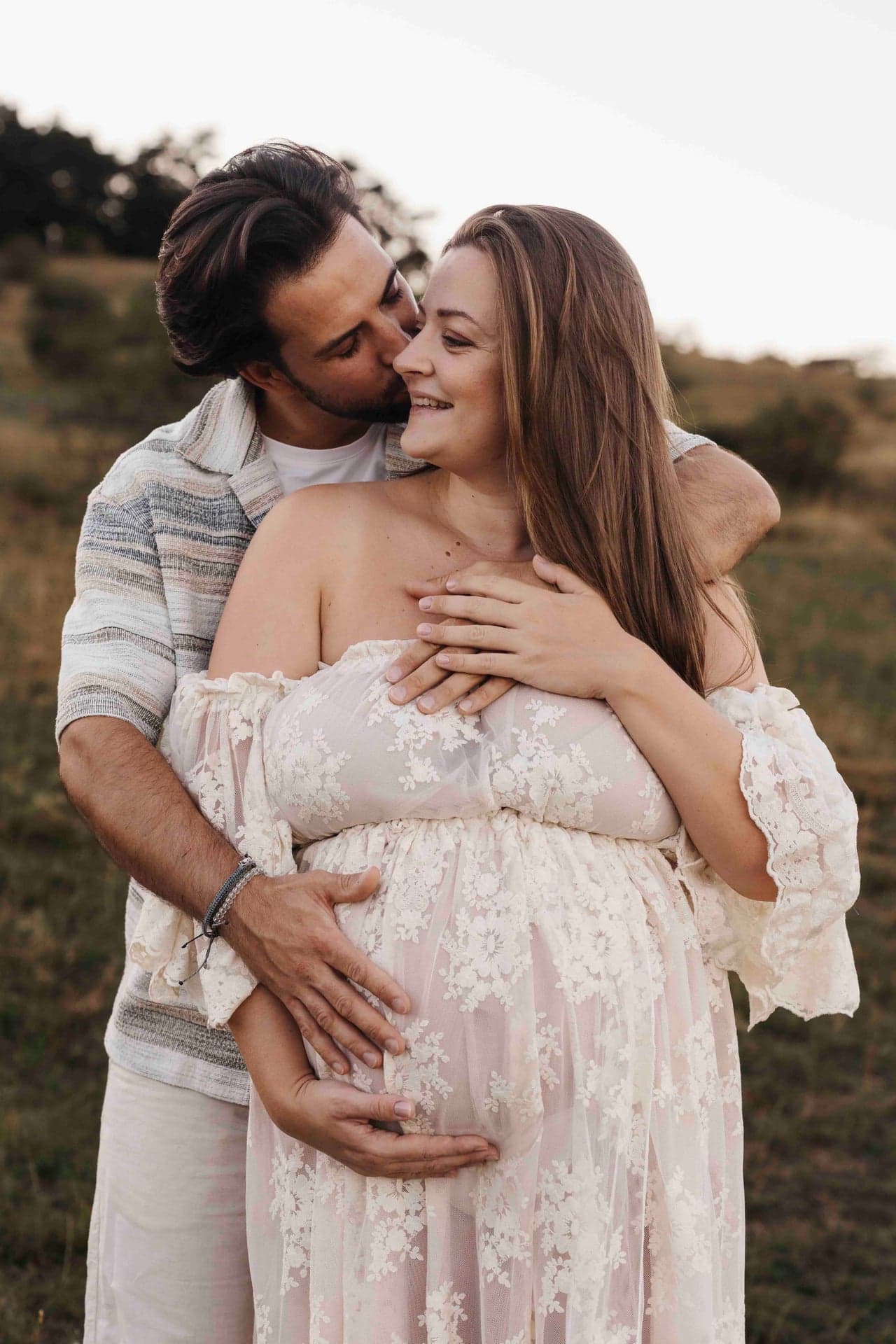 Babybauch Shooting Paar Niederösterreich – Max umarmt Lucia von hinten und küsst sie