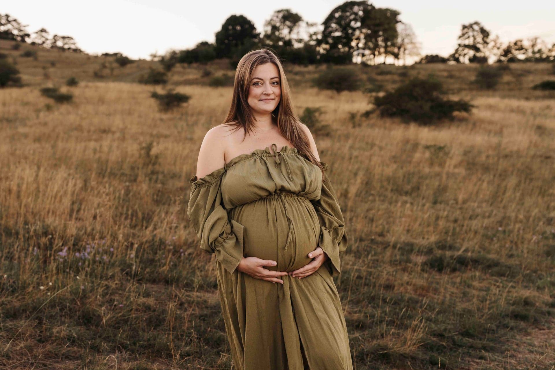 Babybauch Shooting Outfit – schlichtes olivgrünes Kleid im Abendlicht, Outdoor bei Wien
