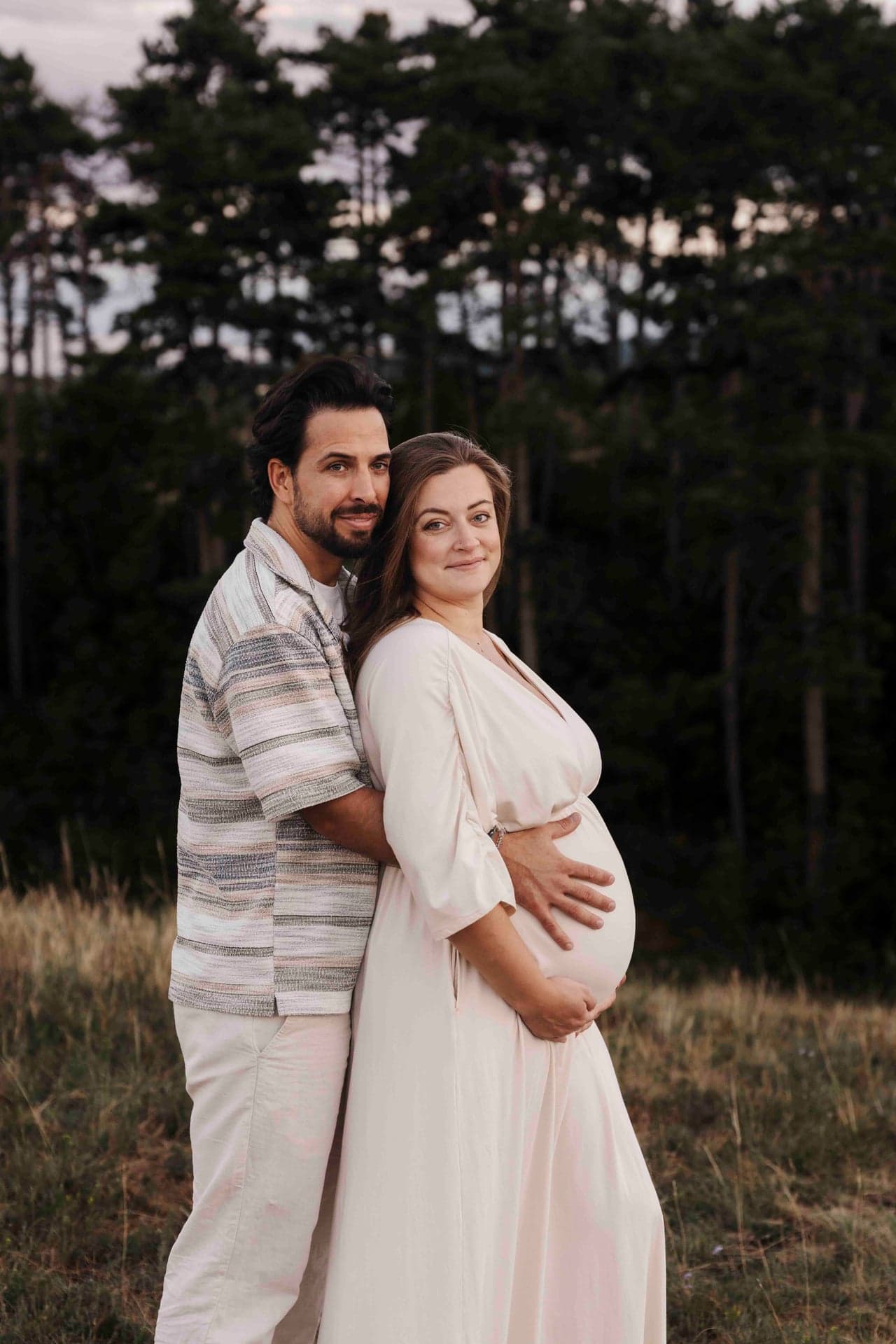 Babybauch Paarshooting Niederösterreich – Lucia & Max blicken in die Kamera
