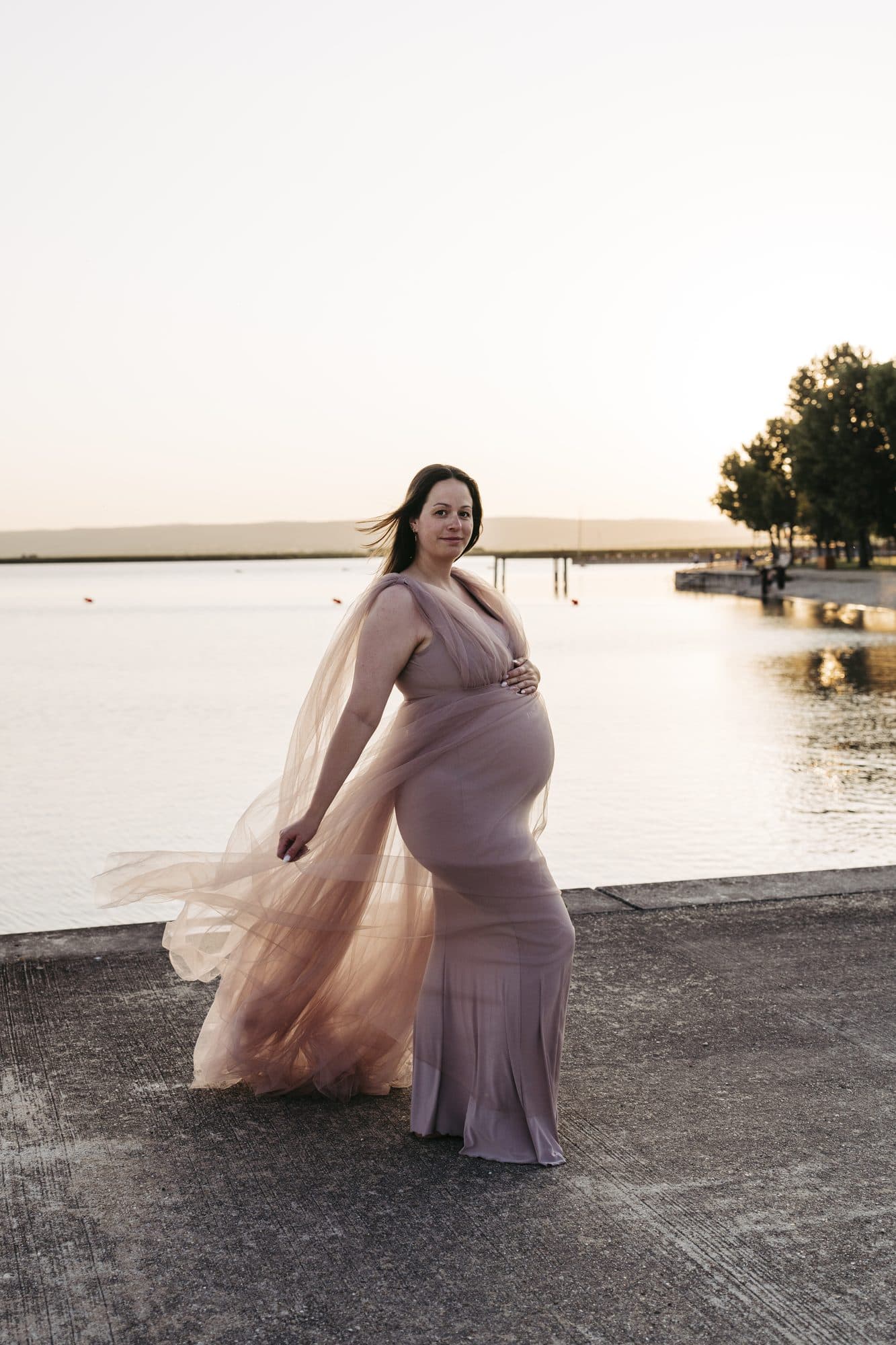 Babybauch Shooting am See Wien – Schwangere im Abendlicht
