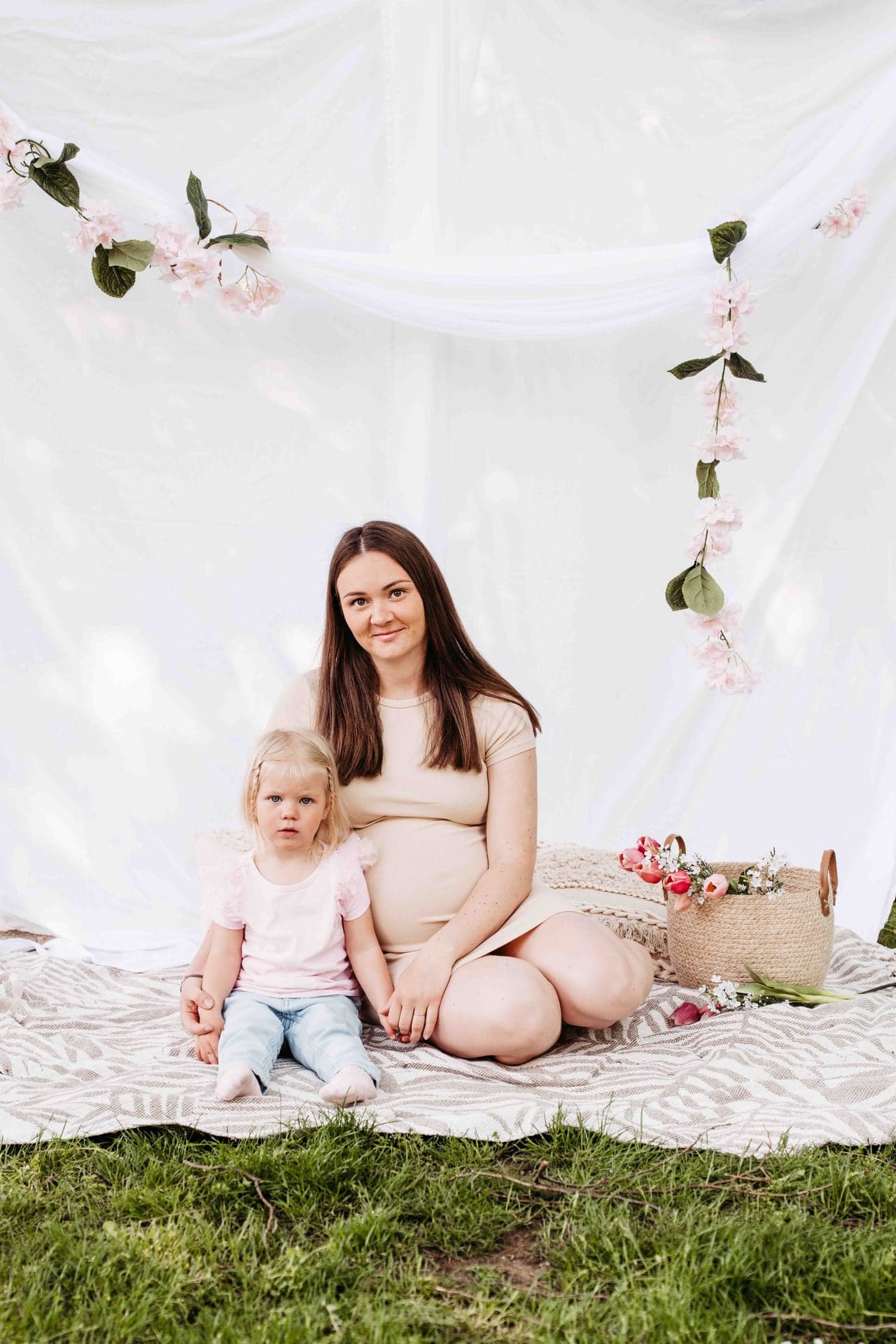 Babybauch Paar Fotografie Wien – zärtlicher Kuss