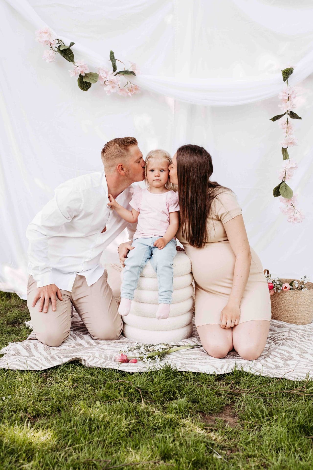 Babybauch Paar Fotografie Wien – zärtlicher Kuss