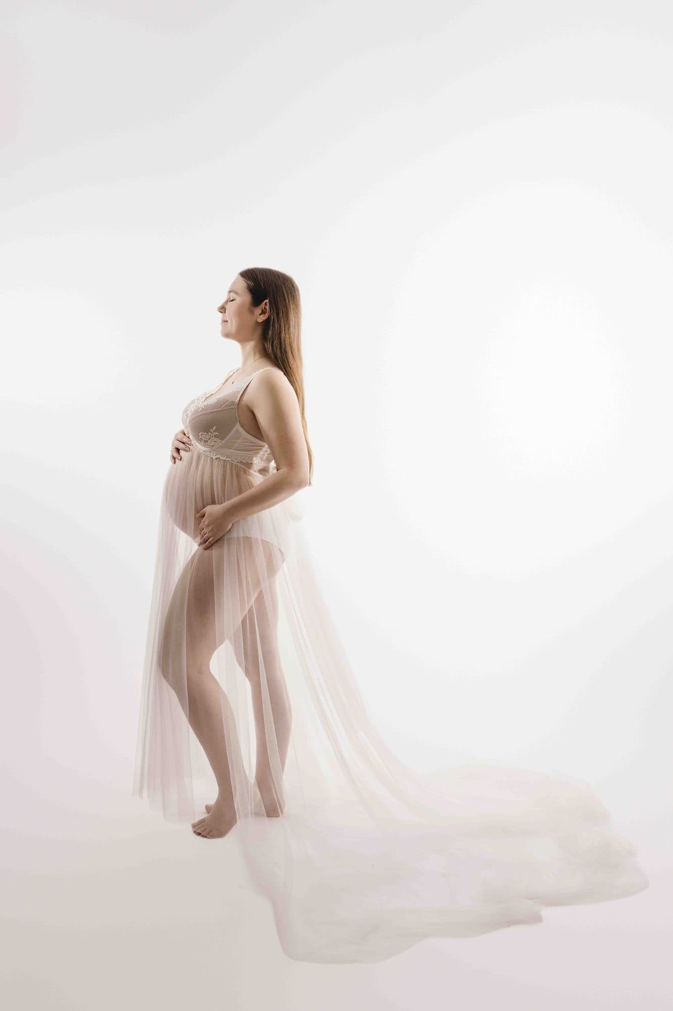 Babybauch Studio Fotografie Wien – Schwangere mit Tüllkleid