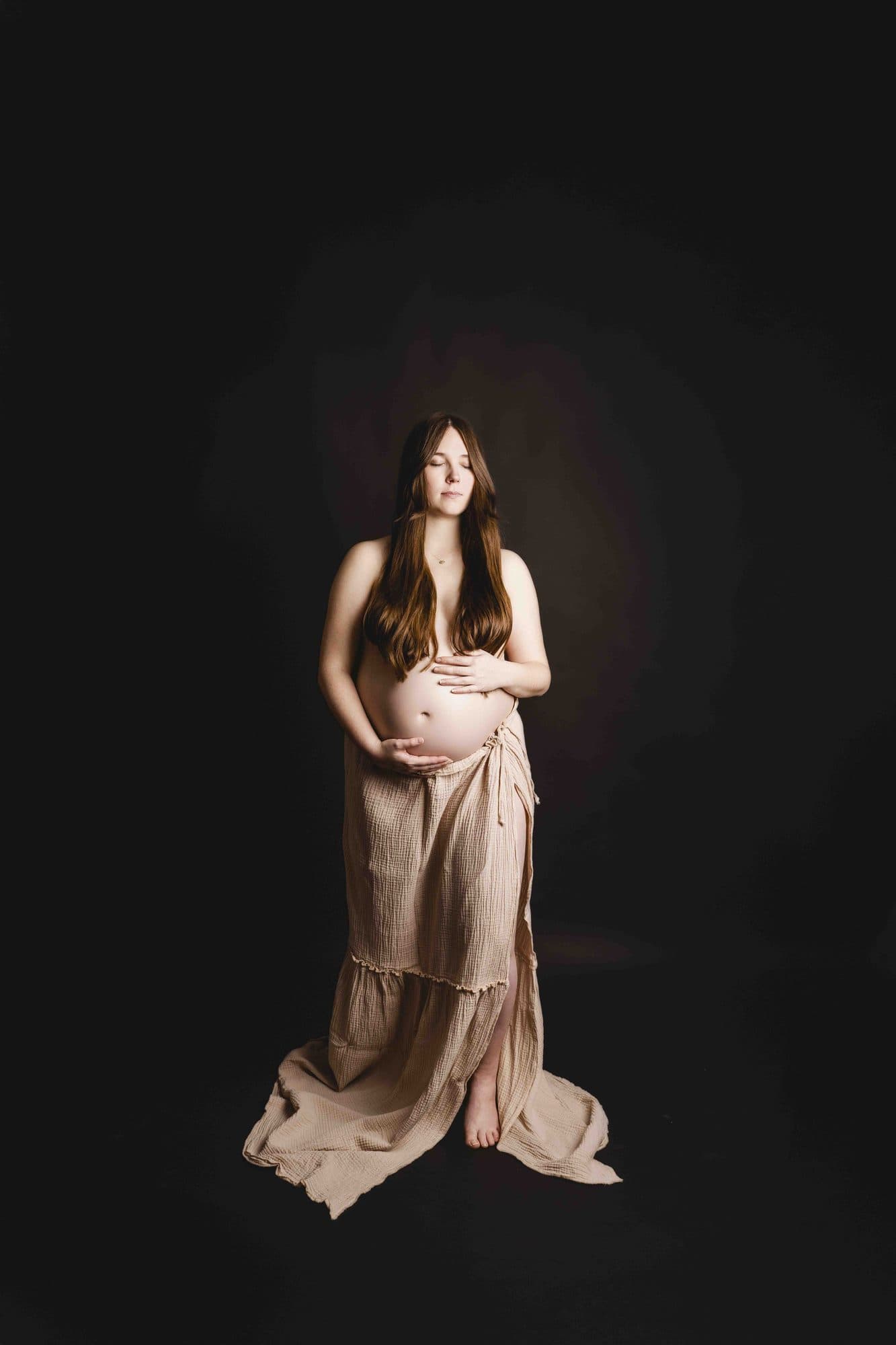 Babybauch Studio Shooting Wien – dramatisches Licht