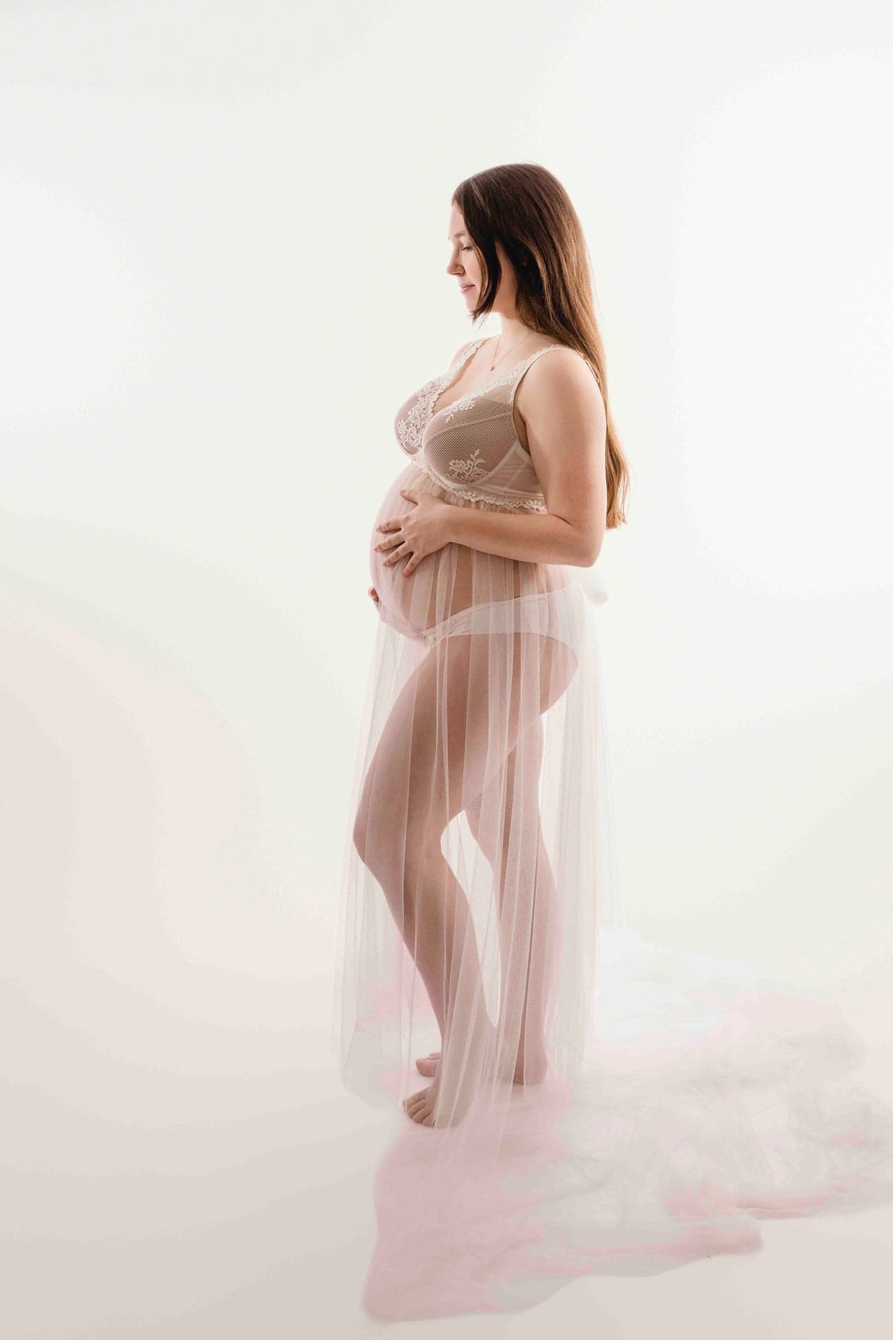 Babybauch Shooting Wien – Paar im Studio, zärtlicher Moment