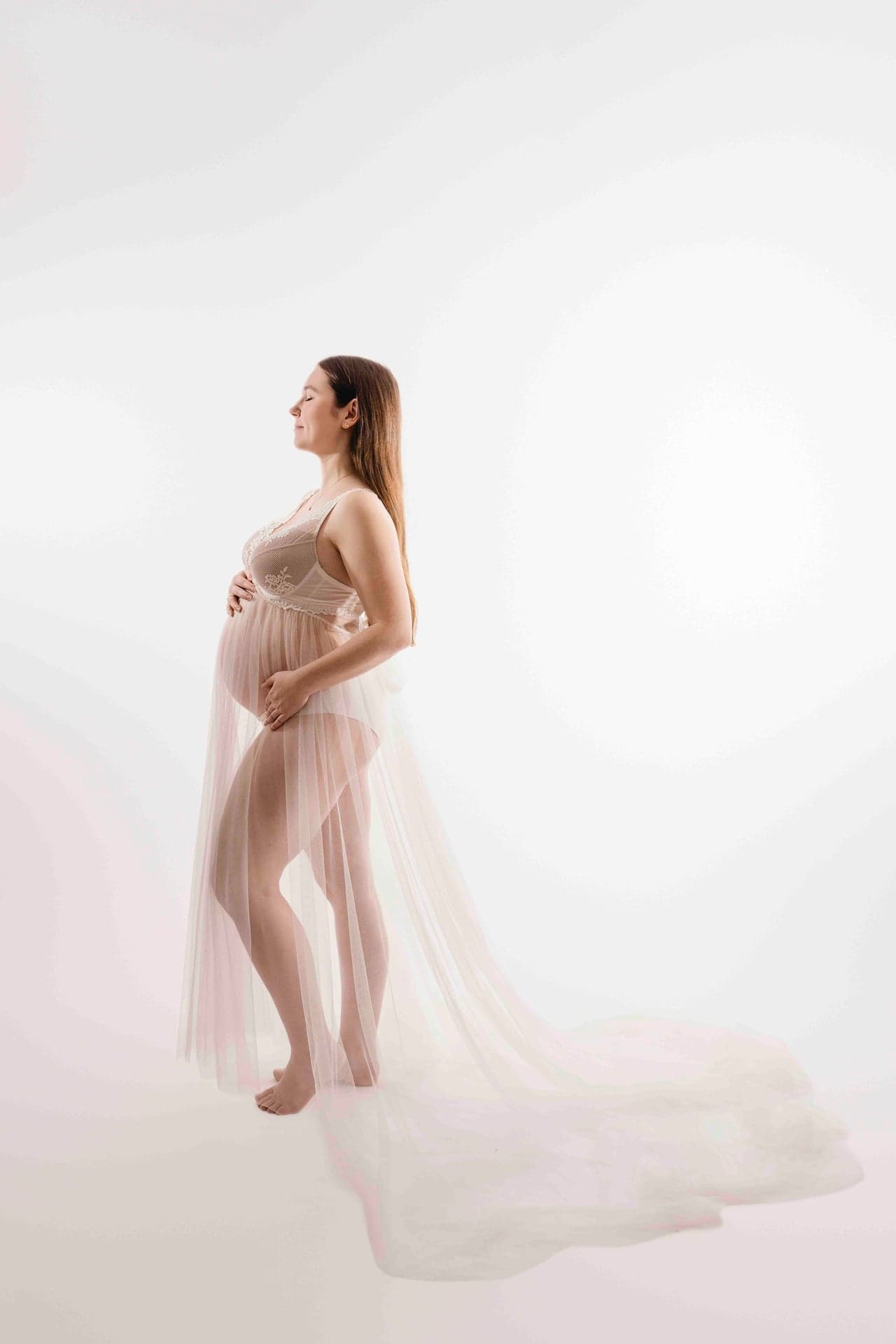Babybauch Fotografie Wien Studio – weiches Licht, rundes Motiv