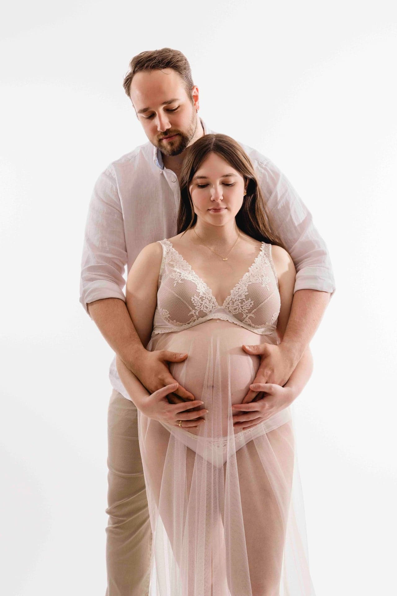 Babybauch Shooting Wien Paar – inniger Blick zueinander