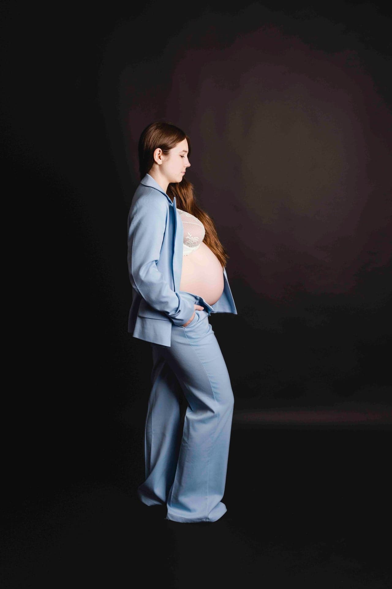 Schwangerschaftsfoto Wien – Paar mit Baby Schuhen