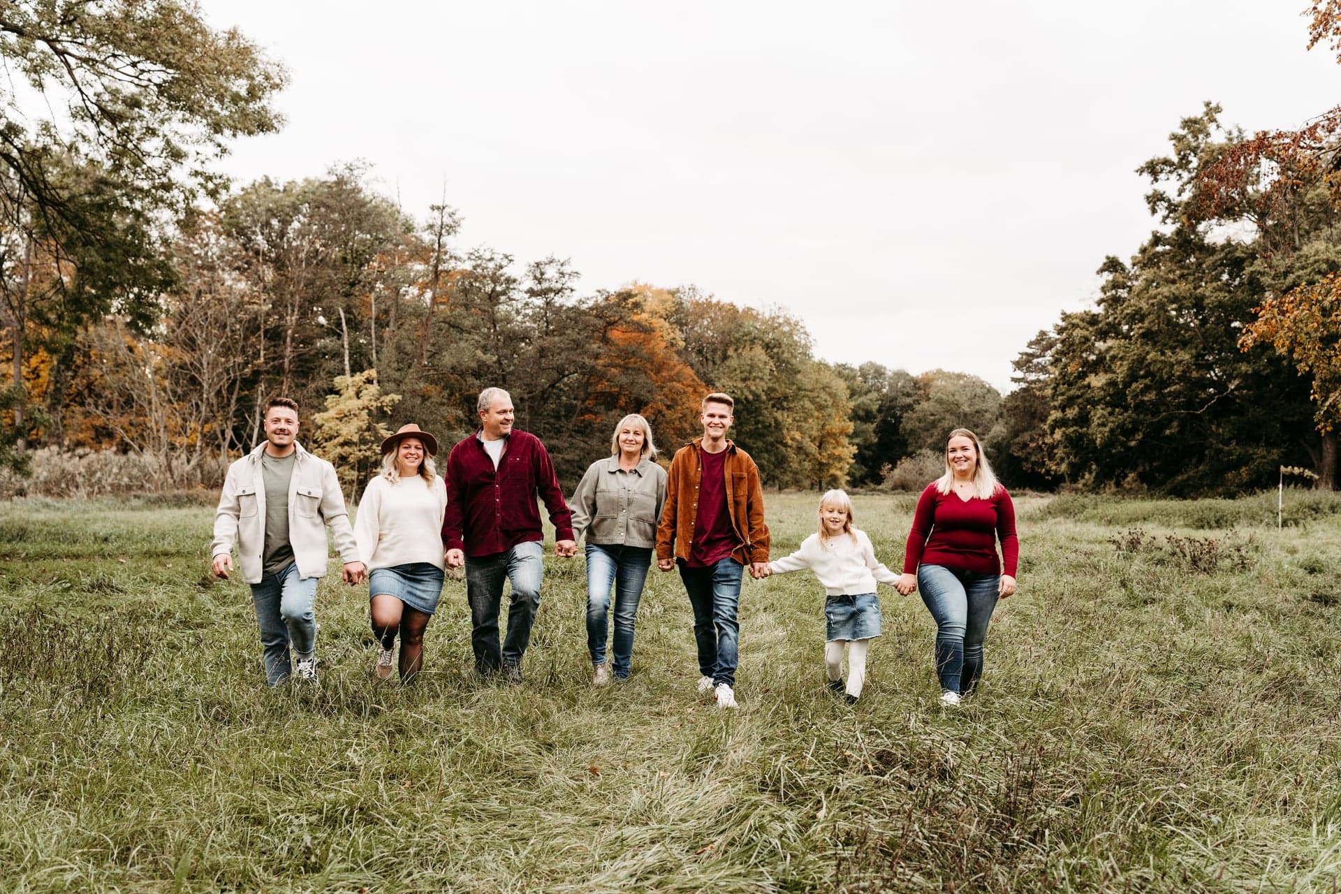 Familienshooting Wien Herbst – Eltern mit Kind lachen