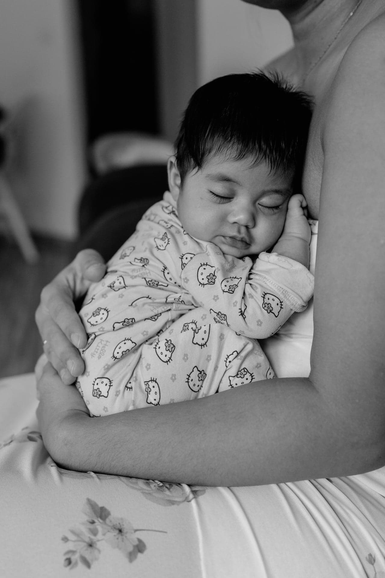 Newborn Homestory Wien – schlafendes Neugeborenes zuhause