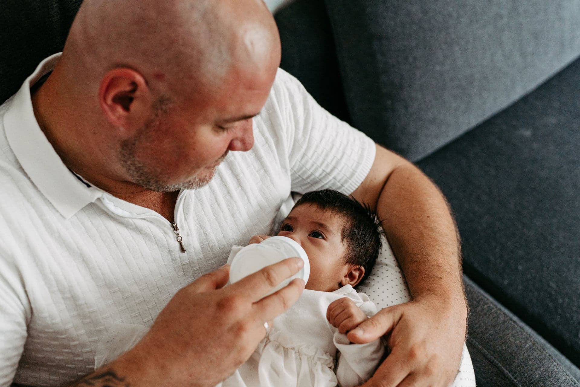Newborn Homestory Wien – Mama mit Baby