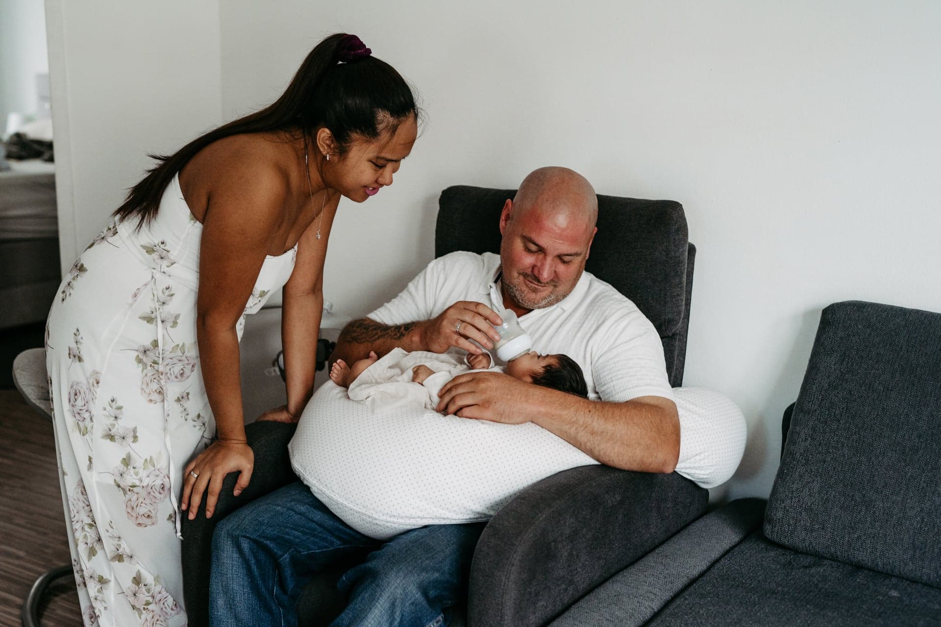 Newborn Homestory Wien – schlafendes Baby in Wiege