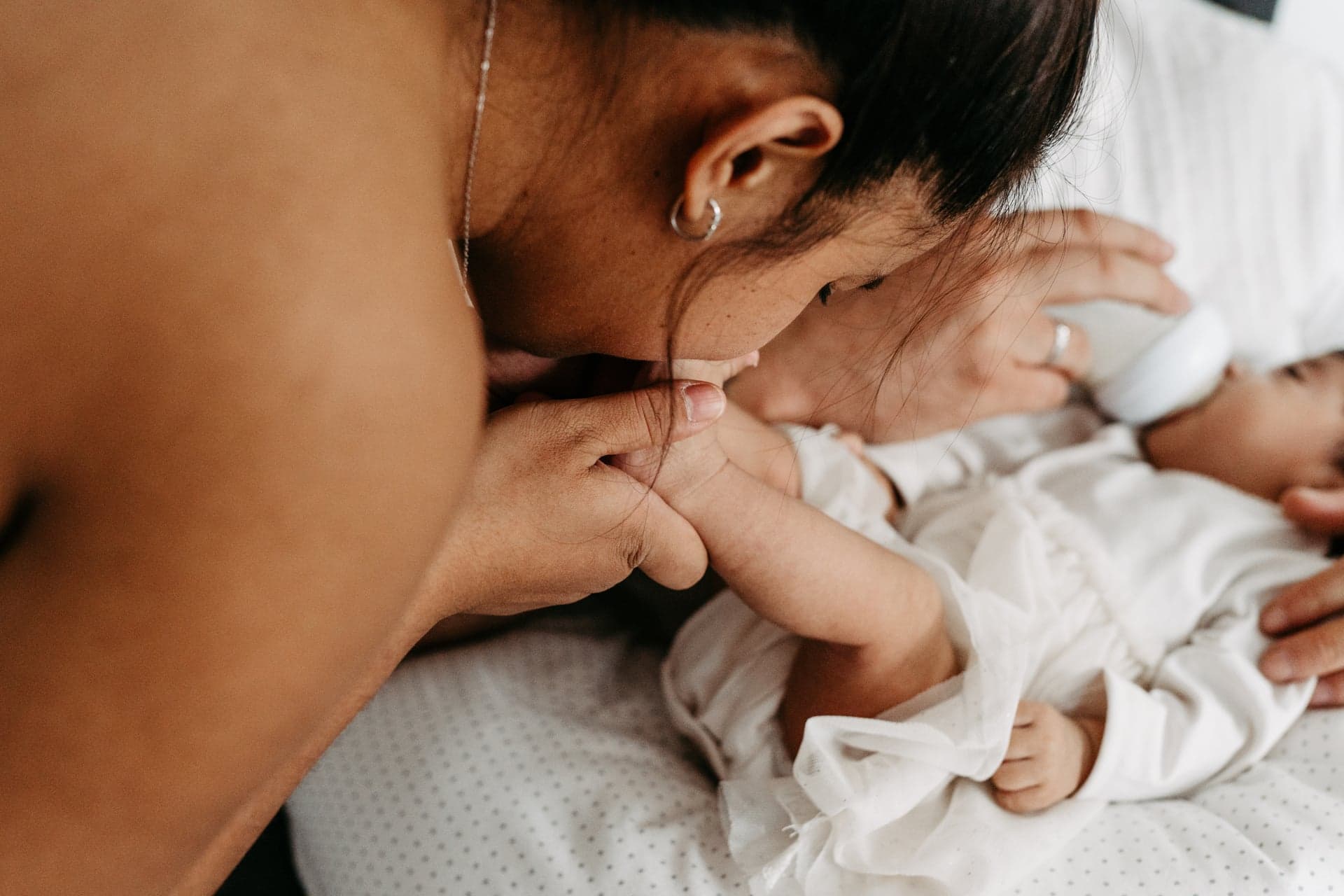Newborn Shooting Wien – Geschwisterkind betrachtet Baby