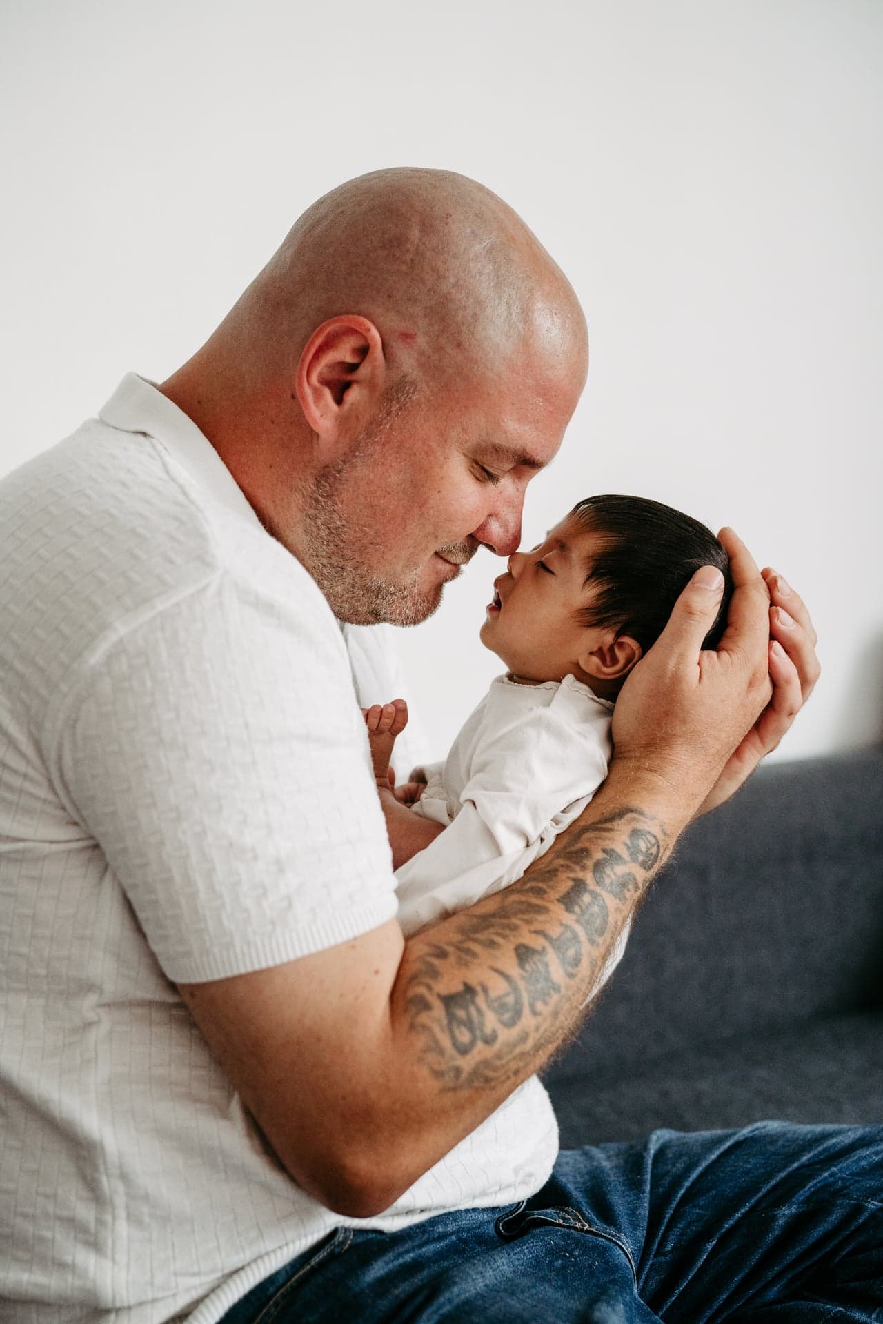 Newborn Homestory Wien – Mama hält Baby ans Herz