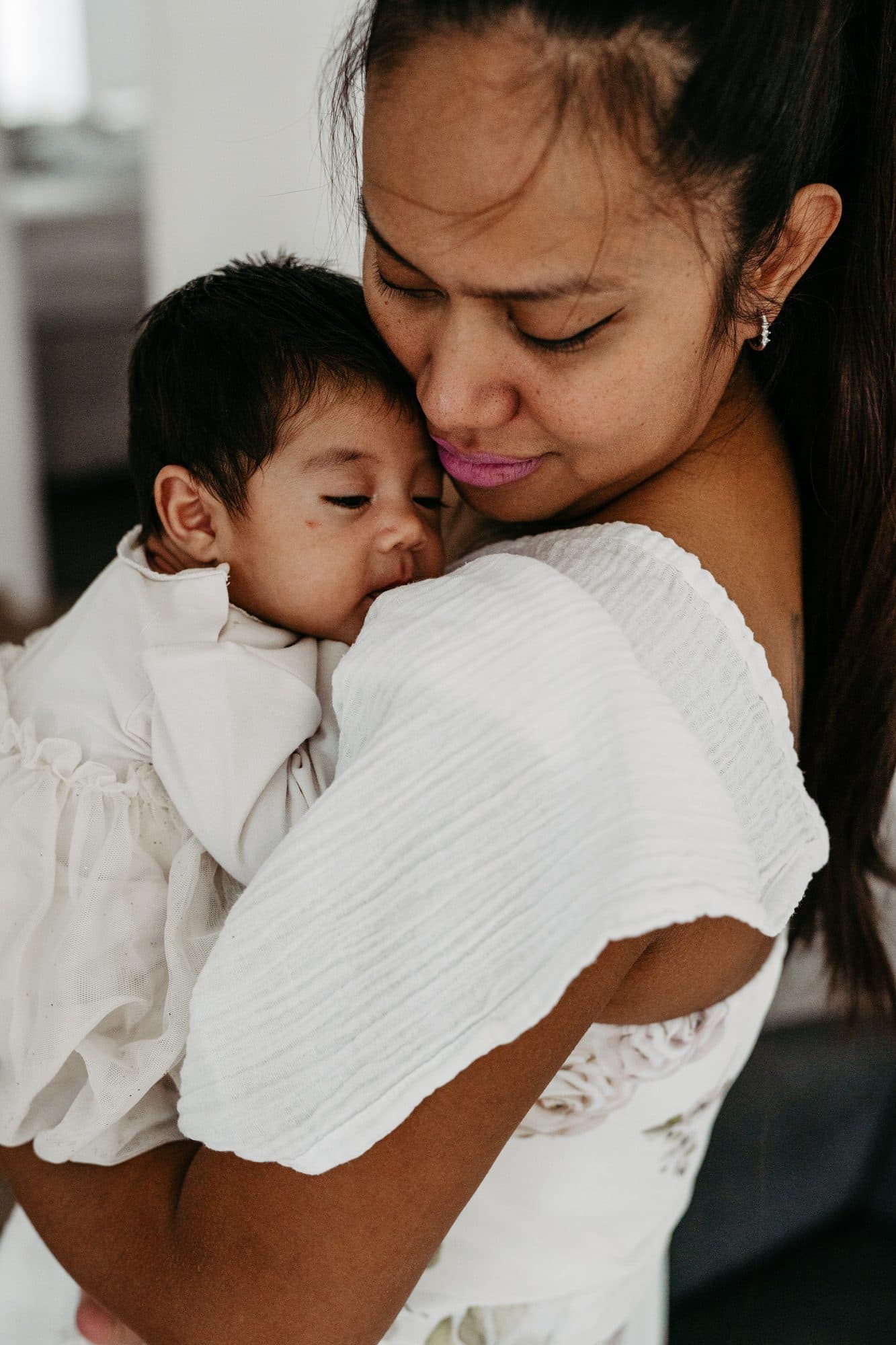 Newborn Fotografie Wien – Mama Wange an Wange mit Baby