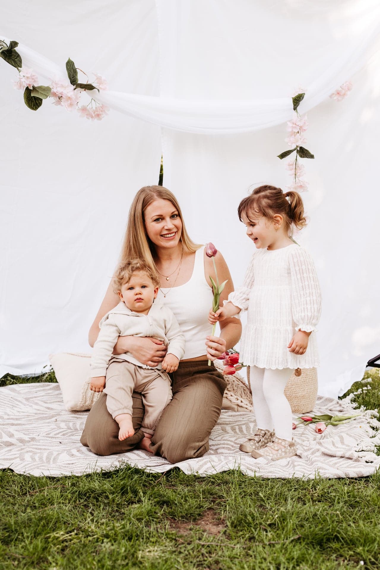 Baby Fotografie Wien – Mama und Neugeborenes Nähe