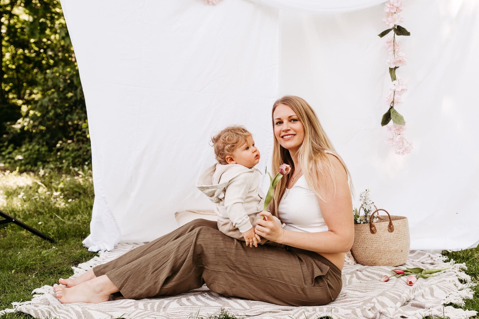 Newborn Fotografie Wien – Detailaufnahme Babyhände und Mamahand