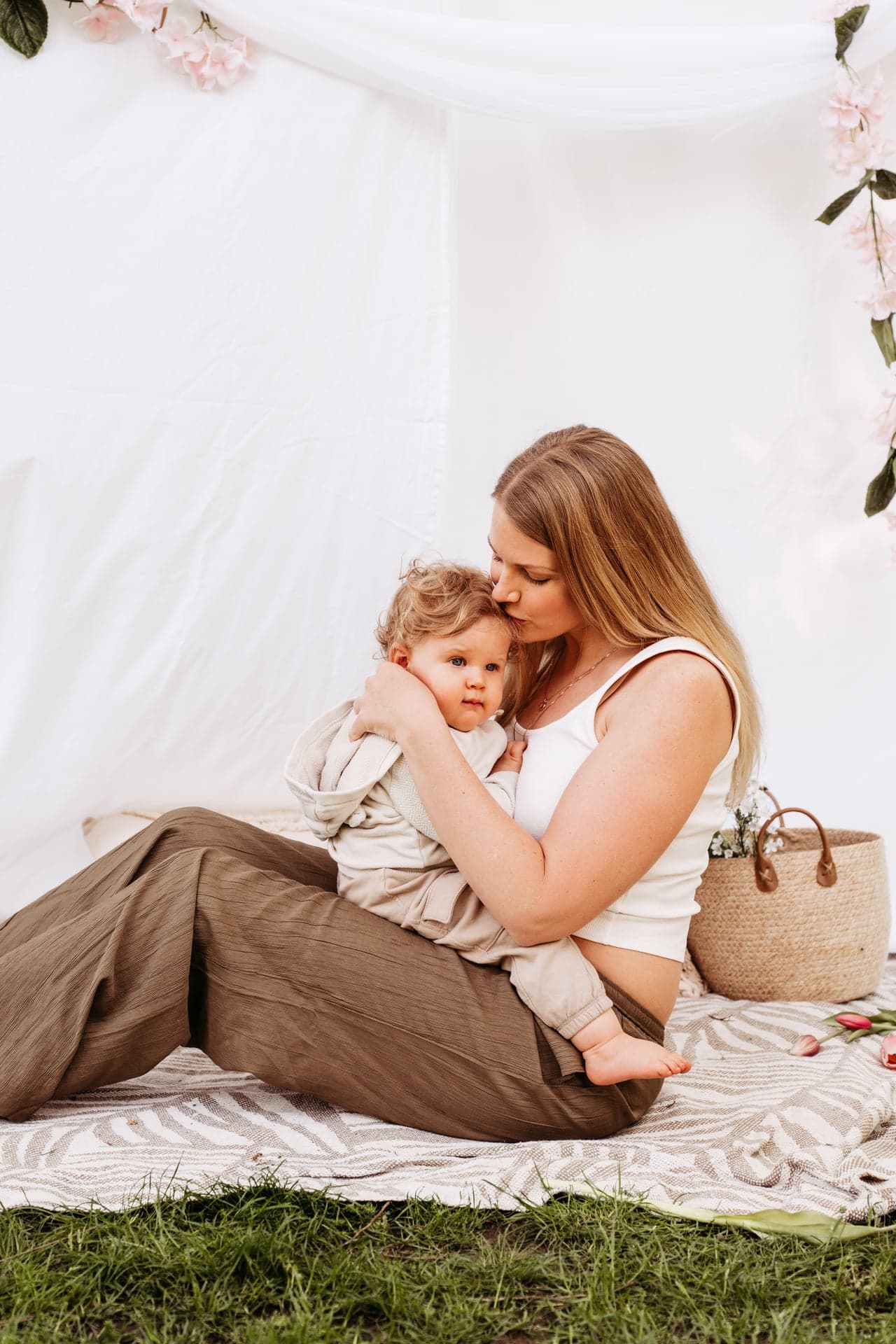 Baby Shooting Wien – schlafendes Baby auf Mamas Schoß