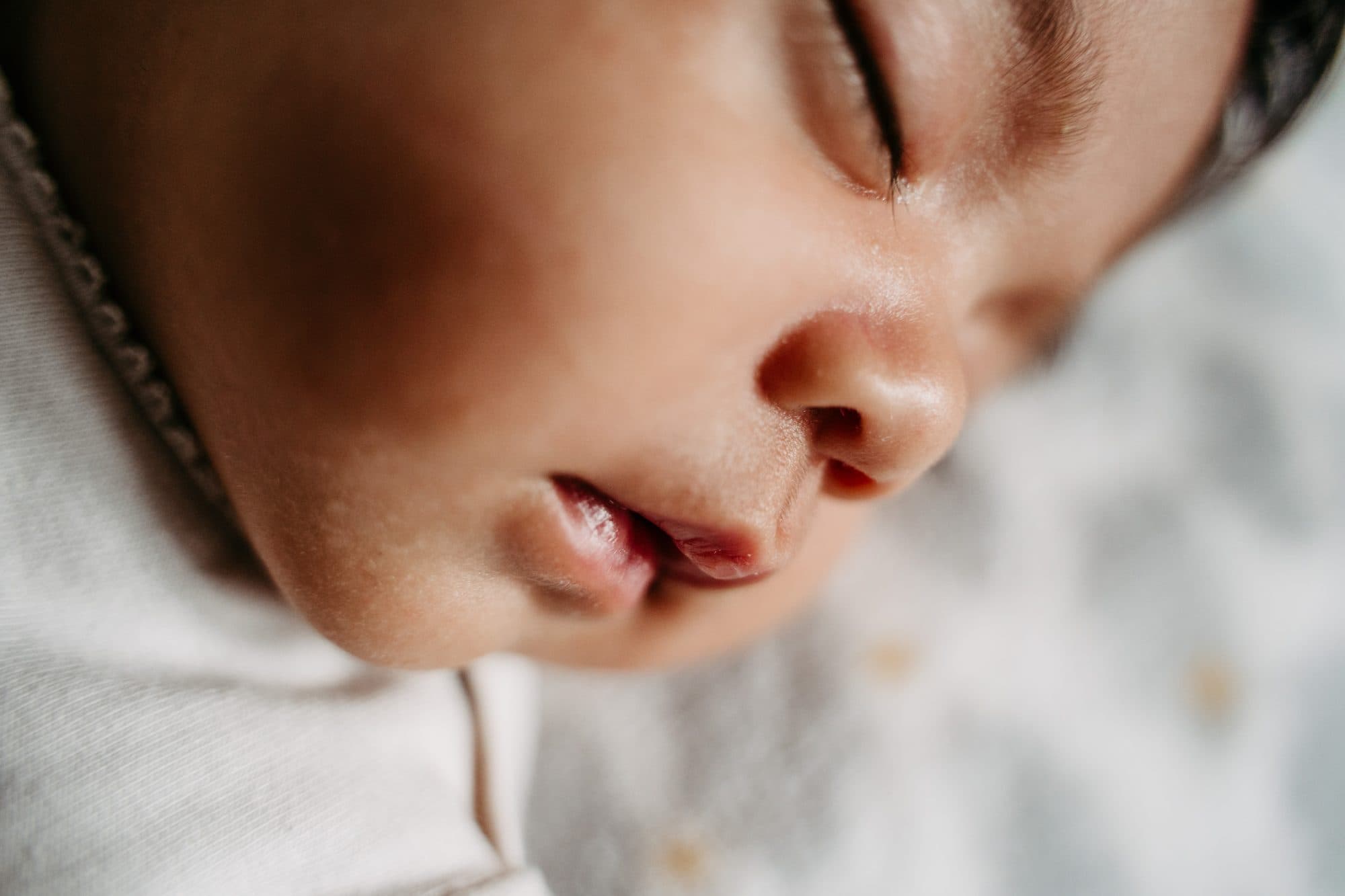 Newborn Fotografie Wien – Nahaufnahme schlafendes Neugeborenes